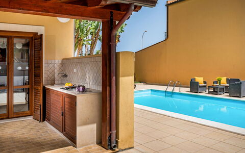 Villa delle Sirene 6: Hout, Flooring, Verdieping, Interieur Ontwerp, Deur, Samengesteld Materiaal, Zwembad, Beits, Toevlucht, Plafond