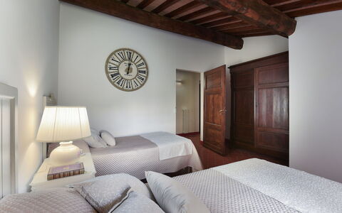 Villa Ginestraio 14: Bed, Interieur Ontwerp, Meubilair, Slaapkamer, Muur, Bedding, Verdieping, Laken, Flooring, Plafond