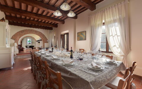 Villa Ginestraio 14: Meubilair, Tafel, Interieur Ontwerp, Stoel, Eetkamer, Keuken En Eettafel, Kamer, Restaurant, Plafond, Linens