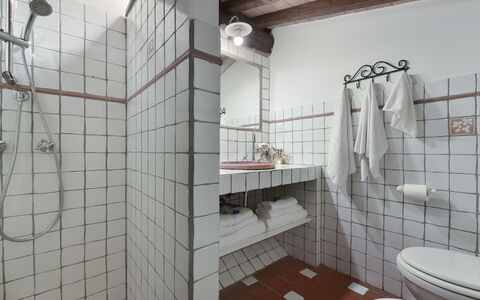 Villa Ginestraio 14: Muur, Loodgieterswerkinrichting, Badkamer, Interieur Ontwerp, Loodgieter, Flooring, Kraan, Verdieping, Wastafel, Wastafel In De Badkamer
