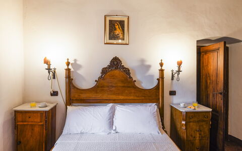 Torre di Paciano 10+2: Muur, Meubilair, Slaapkamer, Bed, Interieur Ontwerp, Laken, Bedding, Bed Frame, Verlichting, Verdieping