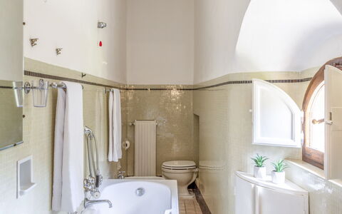 Torre di Paciano 10+2: Interieur Ontwerp, Flooring, Loodgieterswerkinrichting, Verdieping, Plafond, Kraan, Verlichting, Badkamer, Loodgieter, Wastafel