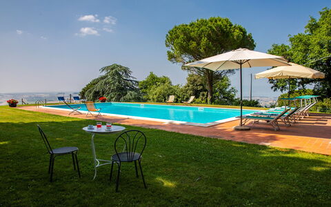 Torre di Paciano 10+2: Blauw, Zwembad, Landgoed, Hacienda, Eco Hotel, Tuin, Villa, Toevlucht, Landscaping, Boerderij