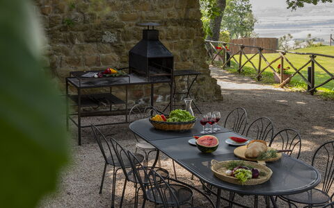 Torre di Paciano 10+2: Meubilair, Buitenmeubels, Tafel, Stoel, Buitentafel, Tuin, Flagstone, Backyard, Schaduw, Keuken En Eettafel