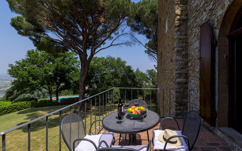 Torre di Paciano 10+2: Buitenmeubels, Landscaping, Backyard, Hek, Balkon, Eco Hotel, Buitentafel