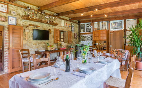 La Casa Dell'Artista 6: Meubilair, Hout, Tafel, Keuken En Eettafel, Stoel, Eetkamer, Deur, Plafond, Restaurant, Kamer