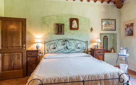 La Casa Dell'Artista 6: Meubilair, Interieur Ontwerp, Flooring, Verdieping, Plafond, Kamer, Verlichting, Bed, Slaapkamer, Tafel