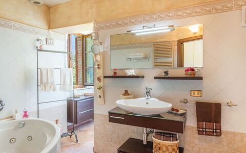 La Casa Dell'Artista 6: Badkamer, Interieur Ontwerp, Wastafel In De Badkamer, Loodgieterswerkinrichting, Wastafel, Flooring, Kraan, Spiegel, Verdieping, Countertop