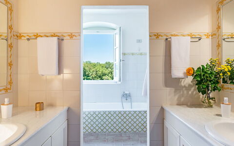 Villa Pucci 12: Badkamer, Muur, Interieur Ontwerp, Loodgieterswerkinrichting, Flooring, Verdieping, Kraan, Loodgieter, Tegel, Bad