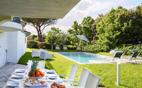 Villa Sarah 10+2: Zwembad, Toevlucht, Tuin, Landgoed, Gazon, Villa, Buitenmeubels, Eco Hotel, Landscaping, Ligstoel