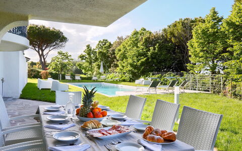 Villa Sarah 10+2: Zwembad, Meubilair, Toevlucht, Tuin, Land Lot, Buitenmeubels, Stoel, Gazon, Schaduw, Eco Hotel