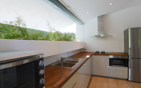 Villa Sarah 10+2: Keuken, Countertop, Toestel Van De Keuken, Interieur Ontwerp, Major Appliance, Cabinetry, Flooring, Hout, Plafond, Huishoudapparatuur