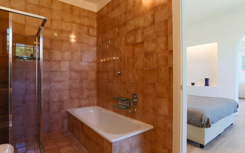 Villa Sarah 10+2: Flooring, Muur, Interieur Ontwerp, Verdieping, Loodgieterswerkinrichting, Badkamer, Plafond, Verlichting, Loodgieter, Kamer