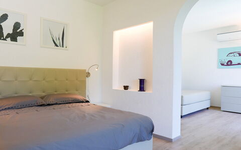 Villa Sarah 10+2: Meubilair, Bed, Interieur Ontwerp, Muur, Slaapkamer, Flooring, Verdieping, Kamer, Hout, Bedding