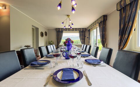 Villa Ninfeo 10+4: Meubilair, Interieur Ontwerp, Tafel, Plafond, Stoel, Tableware, Verlichting, Flooring, Textiel, Eetkamer