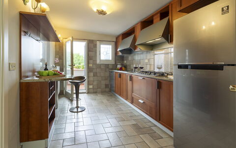 Villa Ninfeo 10+4: Keuken, Countertop, Major Appliance, Toestel Van De Keuken, Meubilair, Flooring, Interieur Ontwerp, Cabinetry, Plafond, Huishoudapparatuur