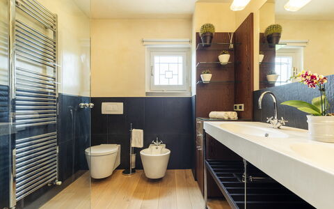 Villa Ninfeo 10+4: Badkamer, Loodgieterswerkinrichting, Interieur Ontwerp, Flooring, Wastafel In De Badkamer, Muur, Wastafel, Verdieping, Kraan, Loodgieter