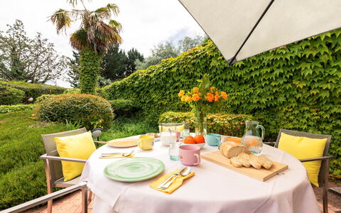 Villa Ninfeo 10+4: Tableware, Voedsel, Tafel, Tuin, Tafelkleed, Buitentafel, Buitenmeubels, Serveware, Ontbijt, Dishware