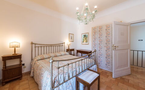 Borgo Colle Ridente 13: Bed, Interieur Ontwerp, Slaapkamer, Meubilair, Flooring, Laken, Plafond, Verdieping, Bedding, Kamer
