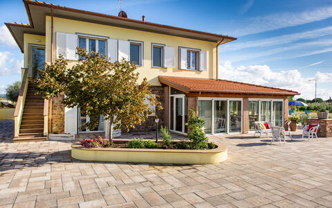 Il Nocciolo 12: Huis, Woongebied, Deur, Schaduw, Landgoed, Flagstone, Veranda, Beton, Bloempot, Villa