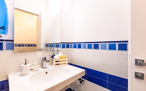 Il Nocciolo 12: Blauw, Flooring, Verdieping, Loodgieterswerkinrichting, Interieur Ontwerp, Badkamer, Tegel, Loodgieter, Kraan, Wastafel