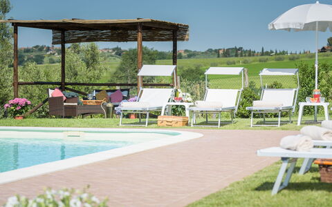 Poggio Vistabella 10: Zwembad, Buitenmeubels, Toevlucht, Meubilair, Tuin, Ligstoel, Gazon, Schaduw, Eco Hotel, Backyard