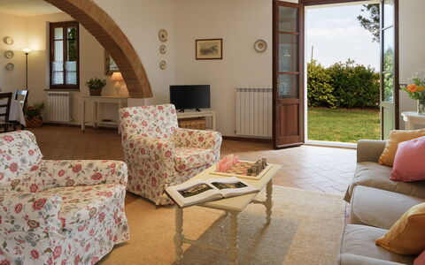 Poggio Vistabella 10: Meubilair, Interieur Ontwerp, Flooring, Tafel, Stoel, Hout, Kamer, Verdieping, Woonkamer, Plafond