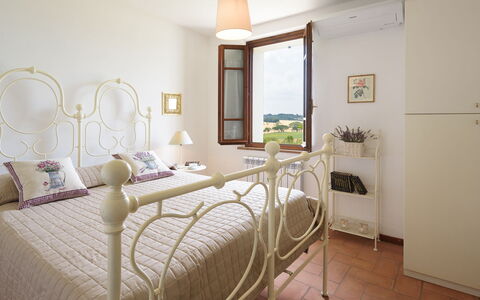 Poggio Vistabella 10: Meubilair, Interieur Ontwerp, Bed, Slaapkamer, Flooring, Verdieping, Plafond, Kamer, Laken, Bedding
