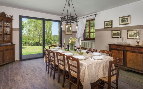 Villa Augusto 10: Meubilair, Interieur Ontwerp, Tafel, Hout, Eetkamer, Stoel, Keuken En Eettafel, Plafond, Kamer, Verlichting