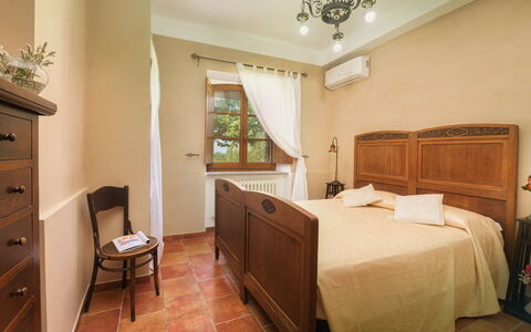 Villa Augusto 10: Meubilair, Bed, Interieur Ontwerp, Slaapkamer, Flooring, Hout, Verdieping, Plafond, Laken, Bedding