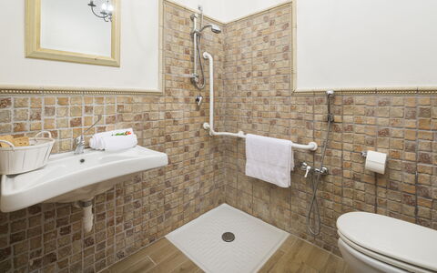 Villa Augusto 10: Loodgieterswerkinrichting, Badkamer, Flooring, Verdieping, Loodgieter, Interieur Ontwerp, Tegel, Wastafel In De Badkamer, Wc Bril, Kraan