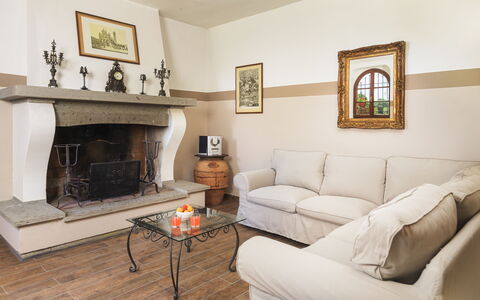 Villa Augusto 10: Meubilair, Interieur Ontwerp, Flooring, Hout, Kamer, Verdieping, Woonkamer, Verlichting, Bankstel, Haard