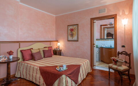 Villa Gabri 8: Meubilair, Muur, Interieur Ontwerp, Slaapkamer, Bed, Flooring, Laken, Verdieping, Kamer, Bedding