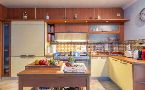 Villa Gabri 8: Keuken, Toestel Van De Keuken, Cabinetry, Meubilair, Countertop, Interieur Ontwerp, Major Appliance, Flooring, Hout, Kast