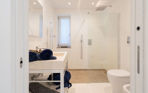 Villa Giomoa 8: Flooring, Verdieping, Interieur Ontwerp, Badkamer, Muur, Loodgieterswerkinrichting, Spiegel, Plafond, Kamer, Loodgieter