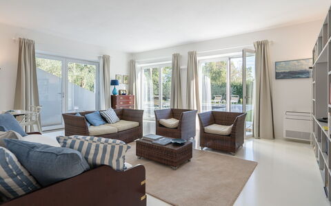 Villa Giomoa 8: Meubilair, Interieur Ontwerp, Flooring, Bankstel, Verdieping, Hout, Woonkamer, Stoel, Plafond, Kamer