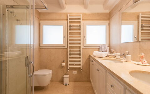 Tenuta Scialandre 10: Flooring, Verdieping, Loodgieterswerkinrichting, Interieur Ontwerp, Hout, Badkamer, Wastafel, Wastafel In De Badkamer, Verlichting, Kraan