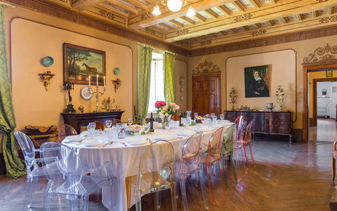 Villa Lemura 16+4: Stoel, Keuken En Eettafel, Houten Vloer, Eetkamer, Kamerplant, Hal, Restaurant, Hotel, Kroonluchter, Tafelkleed