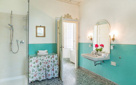 Villa Lemura 16+4: Muur, Wastafel In De Badkamer, Badkamer, Loodgieterswerkinrichting, Interieur Ontwerp, Flooring, Verdieping, Kraan, Wastafel, Loodgieter