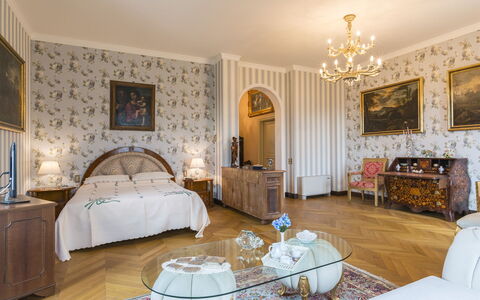 Villa Michelangelo 14: Meubilair, Interieur Ontwerp, Flooring, Verdieping, Muur, Slaapkamer, Plafond, Hout, Kamer, Bed