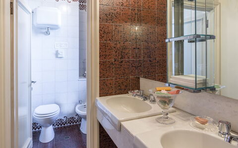 Villa Michelangelo 14: Wastafel In De Badkamer, Badkamer, Loodgieterswerkinrichting, Wastafel, Interieur Ontwerp, Kraan, Flooring, Loodgieter, Verdieping, Kamer