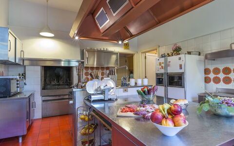 Villa Michelangelo 14: Keuken, Countertop, Interieur Ontwerp, Meubilair, Plafond, Verlichting, Huis, Major Appliance, Flooring, Lichte Inrichting