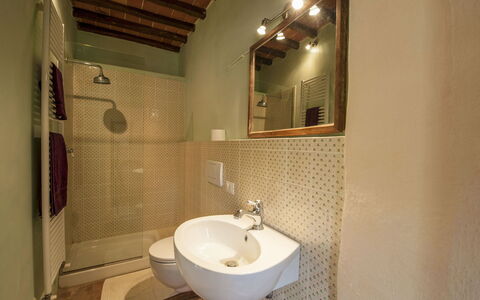 Buca delle Fate 8: Badkamer, Wastafel In De Badkamer, Loodgieterswerkinrichting, Muur, Flooring, Verdieping, Interieur Ontwerp, Hout, Wastafel, Kraan