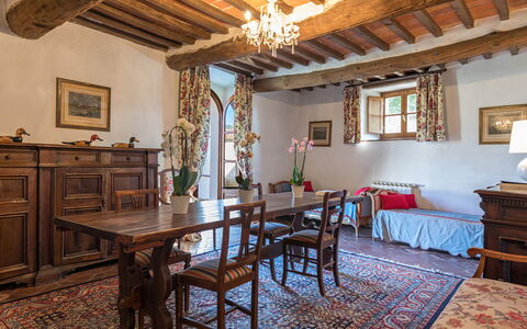 Villalta 18+2: Meubilair, Muur, Interieur Ontwerp, Flooring, Hout, Tafel, Stoel, Fotolijst, Verdieping, Eetkamer