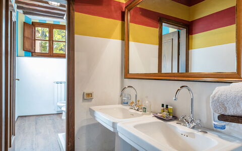 Villalta 18+2: Muur, Loodgieterswerkinrichting, Wastafel In De Badkamer, Hout, Badkamer, Interieur Ontwerp, Wastafel, Kraan, Flooring, Loodgieter