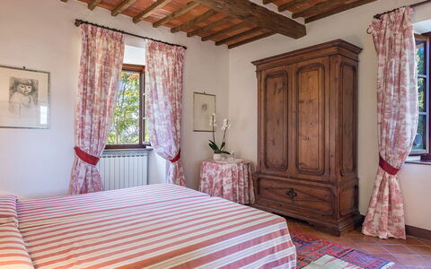 Villalta 18+2: Meubilair, Bed, Interieur Ontwerp, Muur, Slaapkamer, Flooring, Laken, Bedding, Linens, Textiel
