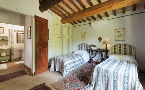 Le Volpaie 6+1: Meubilair, Bed, Muur, Slaapkamer, Interieur Ontwerp, Bedding, Flooring, Laken, Huis, Bed Frame