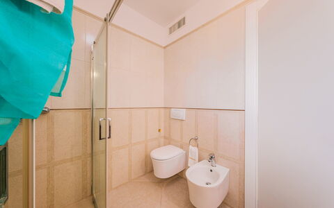Villa Sanssouci 8: Flooring, Verdieping, Loodgieterswerkinrichting, Interieur Ontwerp, Badkamer, Loodgieter, Kraan, Tegel, Toilet, Kamer
