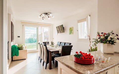Villa Sanssouci 8: Meubilair, Interieur Ontwerp, Flooring, Tafel, Keuken En Eettafel, Stoel, Eetkamer, Kamer, Verlichting, Plafond