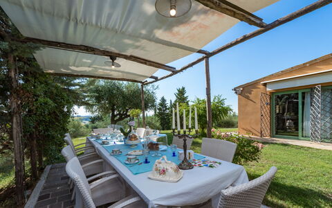 Il Podere di Fi 8: Meubilair, Stoel, Tafel, Keuken En Eettafel, Buitenmeubels, Schaduw, Buitentafel, Tuin, Backyard, Outdoor Structuur